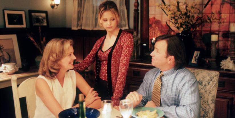 Kristine Sutherland as Joyce, Sarah Michelle Gellar as Buffy and John Ritter as Ted in Buffy the Vampire Slayer
