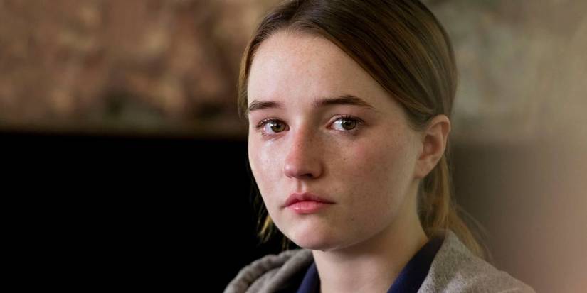 Kaitlyn Dever chorando na série Unbelievable da Netflix