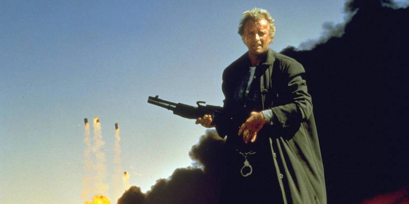 Rutger Hauer holds a gun in The Hitcher