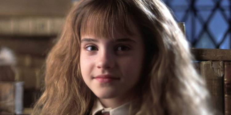 2-Hermione-Emma-Watson-books How Old The Harry Potter Cast Was Compared To Their Characters