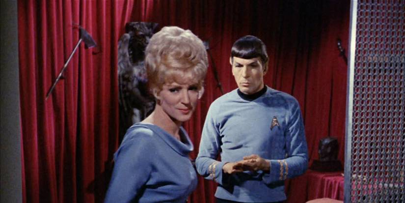 Christine Chapel (Majel Barrett) e Spock (Leonard Nimoy) em Star Trek: A Série Original, episódio 'Amok Time'.