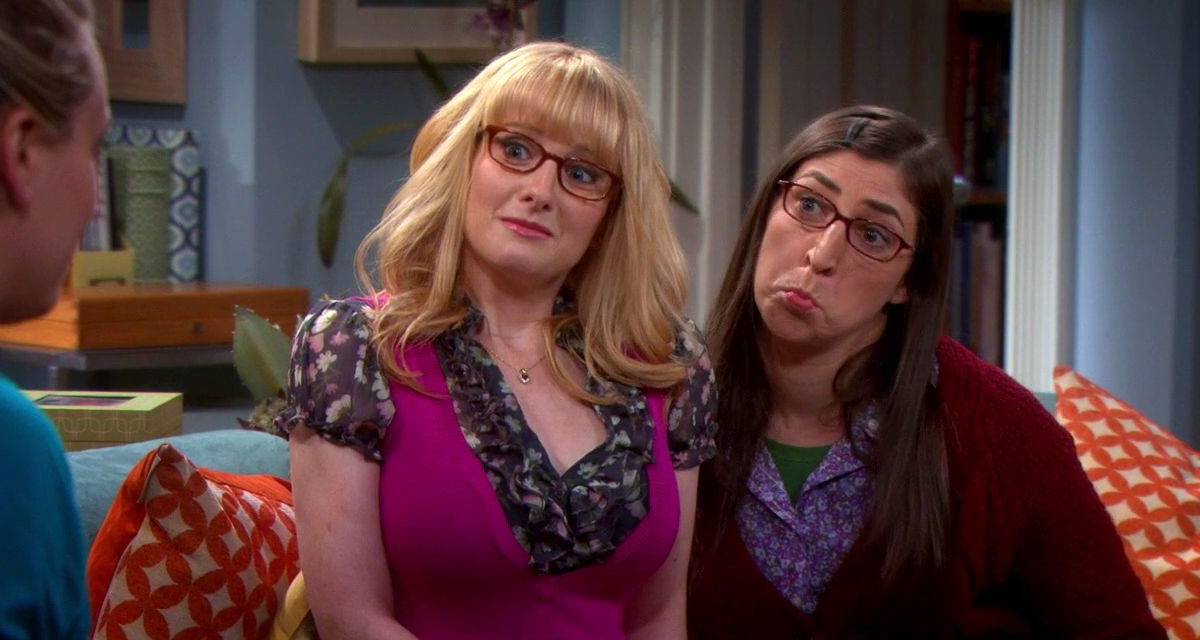 Amy e Bernadette fazendo caretas em TBBT