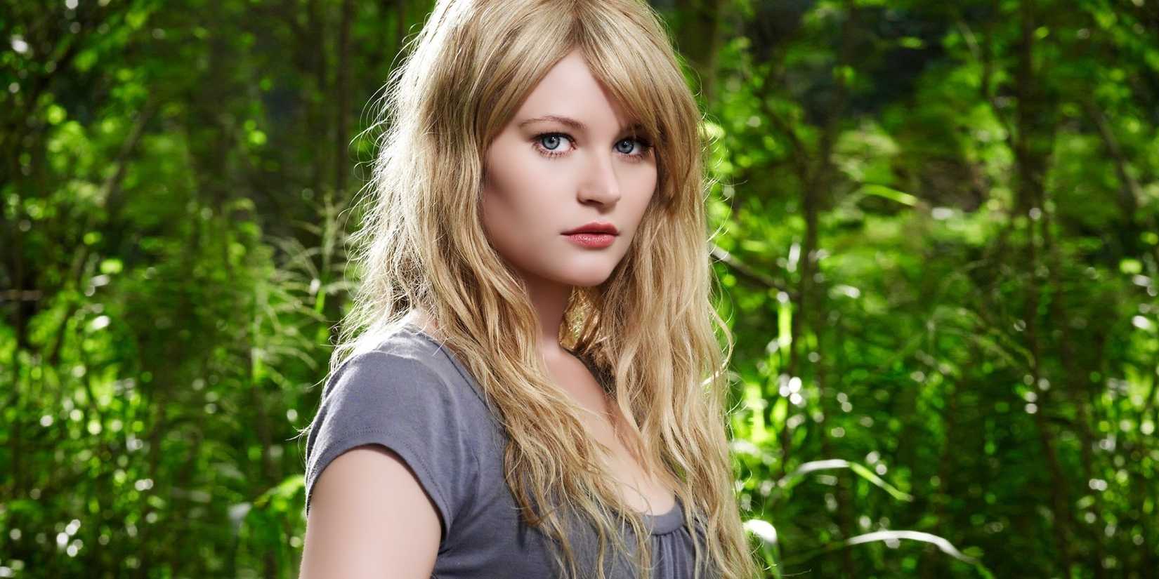 Emilie De Ravin as Claire in Lost