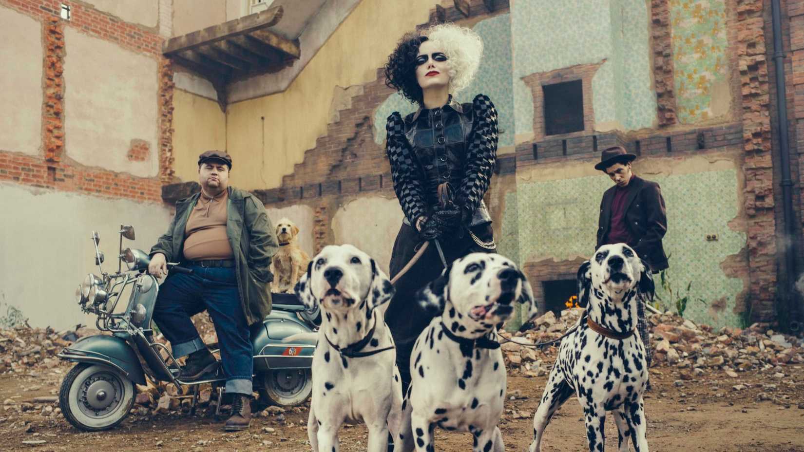 Cruella segurando três cachorros com Horace e Jasper atrás dela