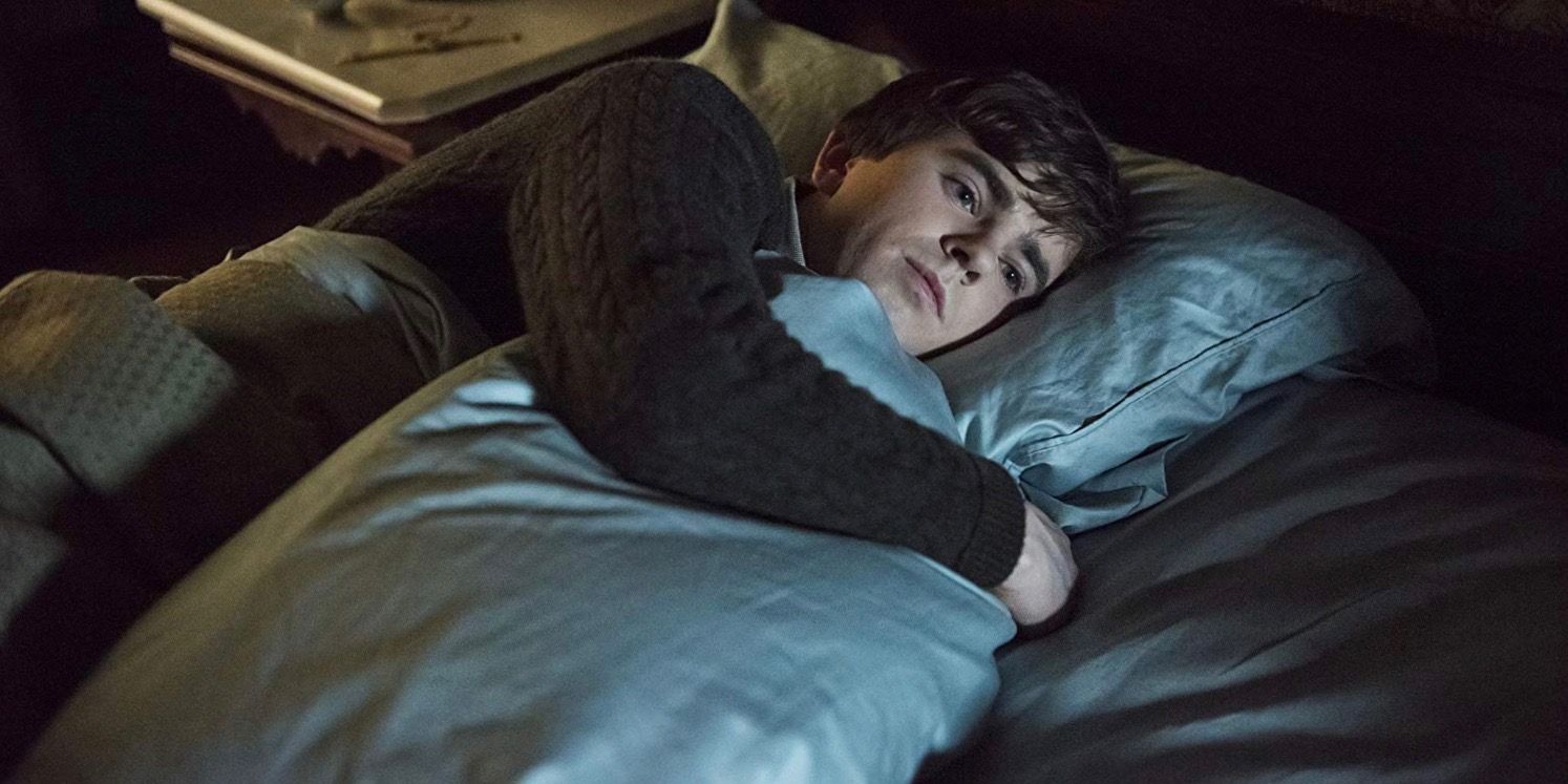 Freddie Highmore nei panni di Norman Bates