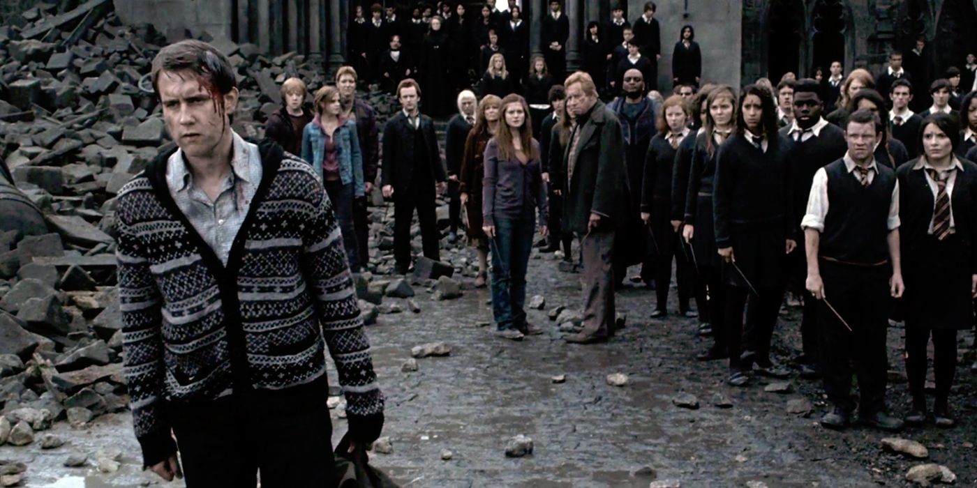 Neville com uma multidão atrás dele em Harry Potter e as Relíquias da Morte, parte 2.