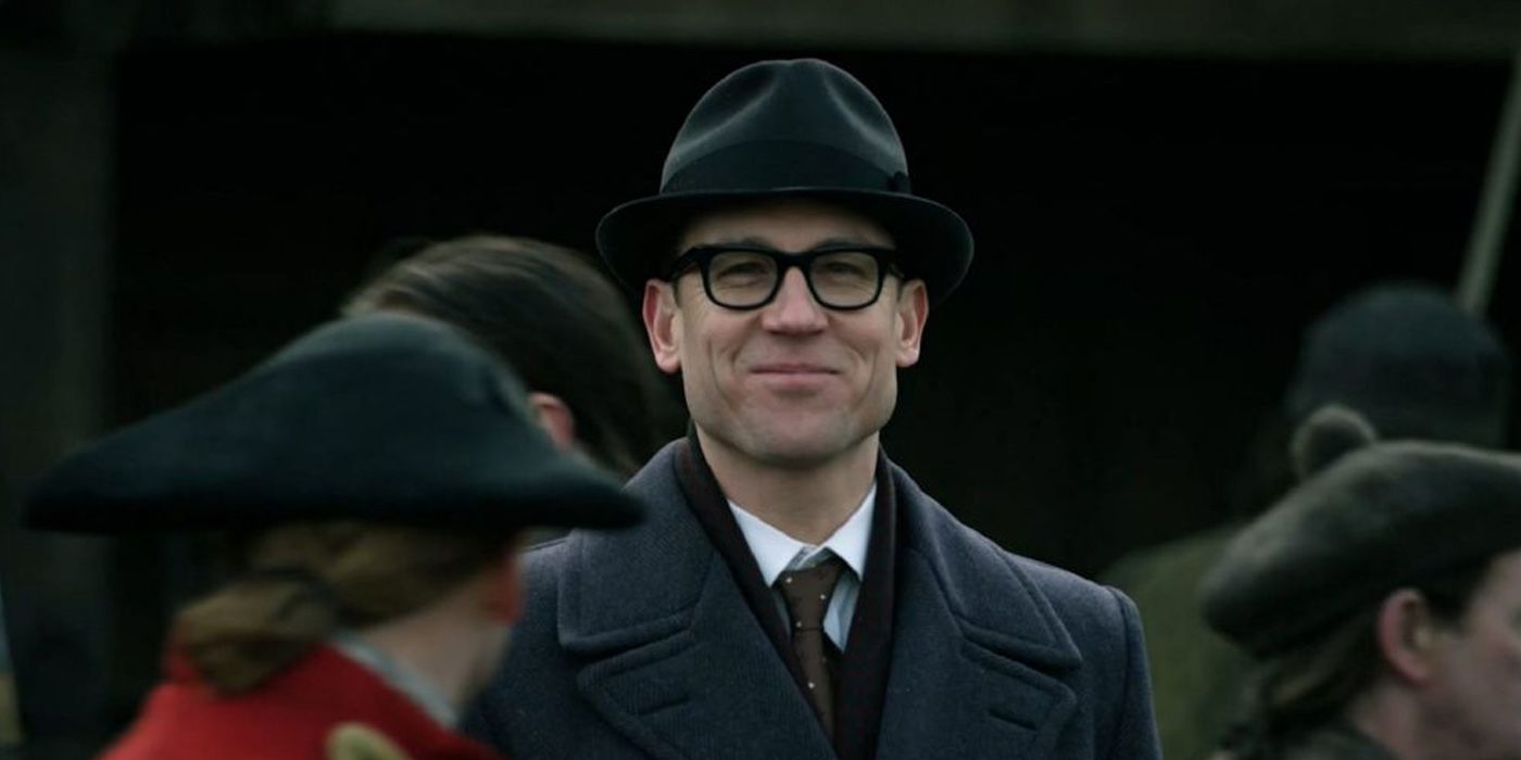 Frank Randall smiling in Outlander