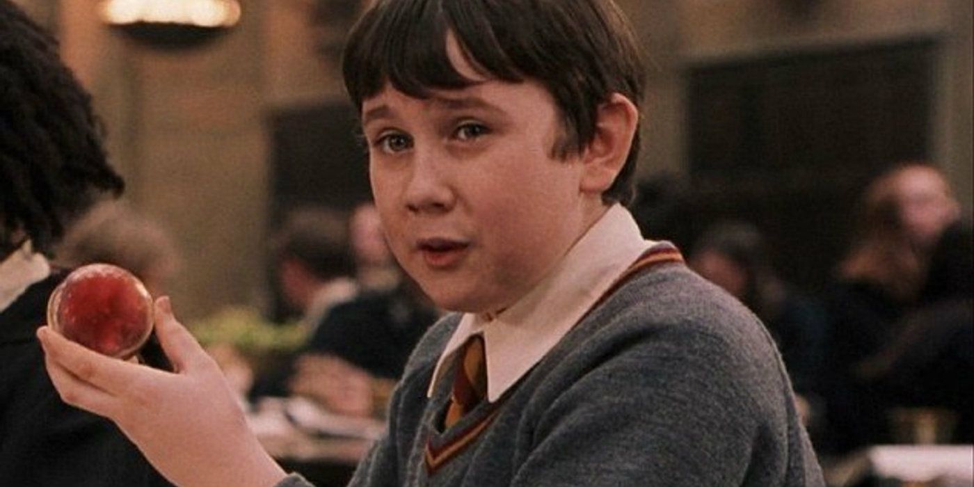 Neville Longbottom segurando um orbe em Harry Potter