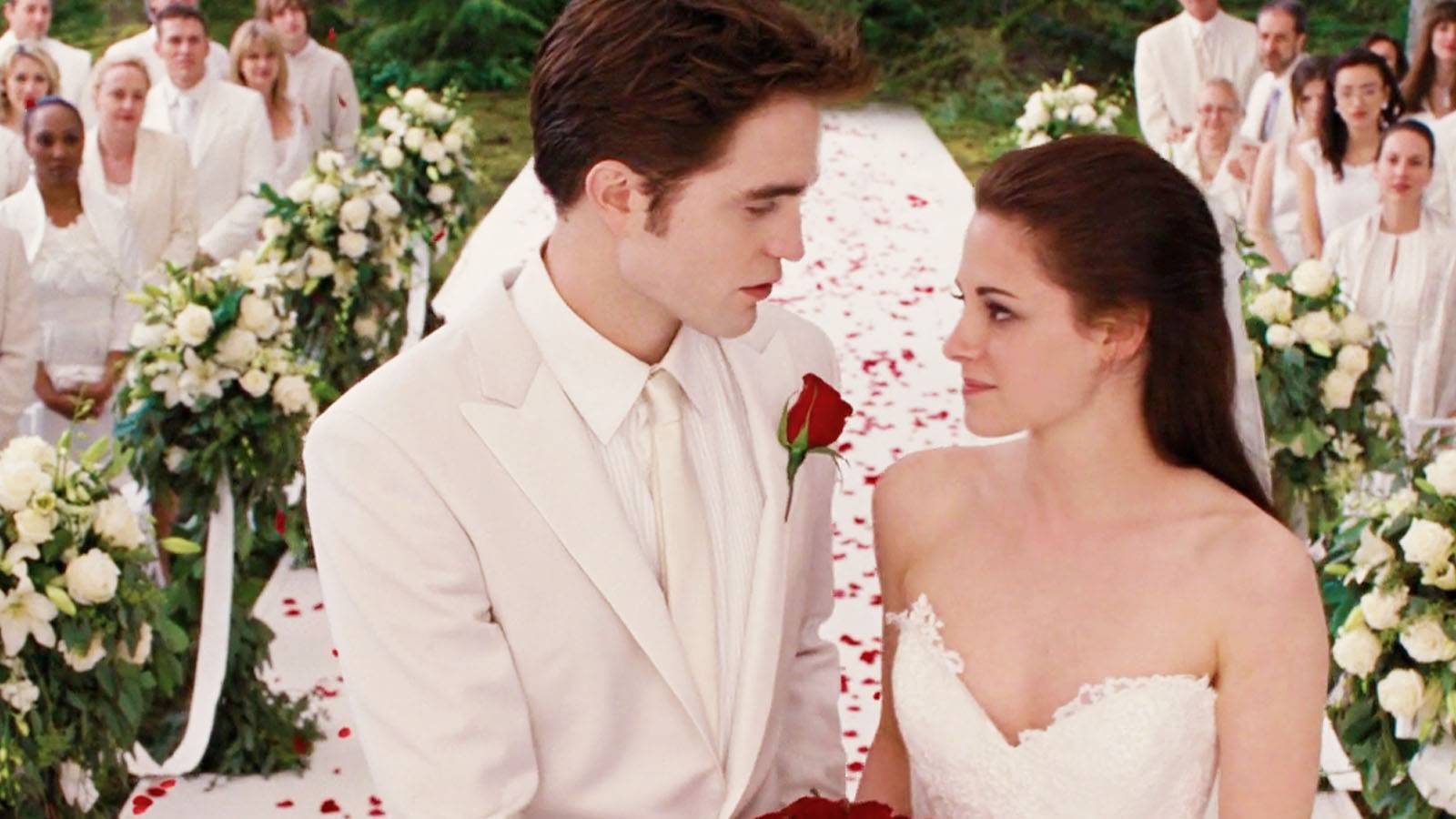 Twilight: 10 Hidden Details About Bella's Costume You Never Noticed Twilight: 10 Hidden Details About Bella's Costume You Never Noticed