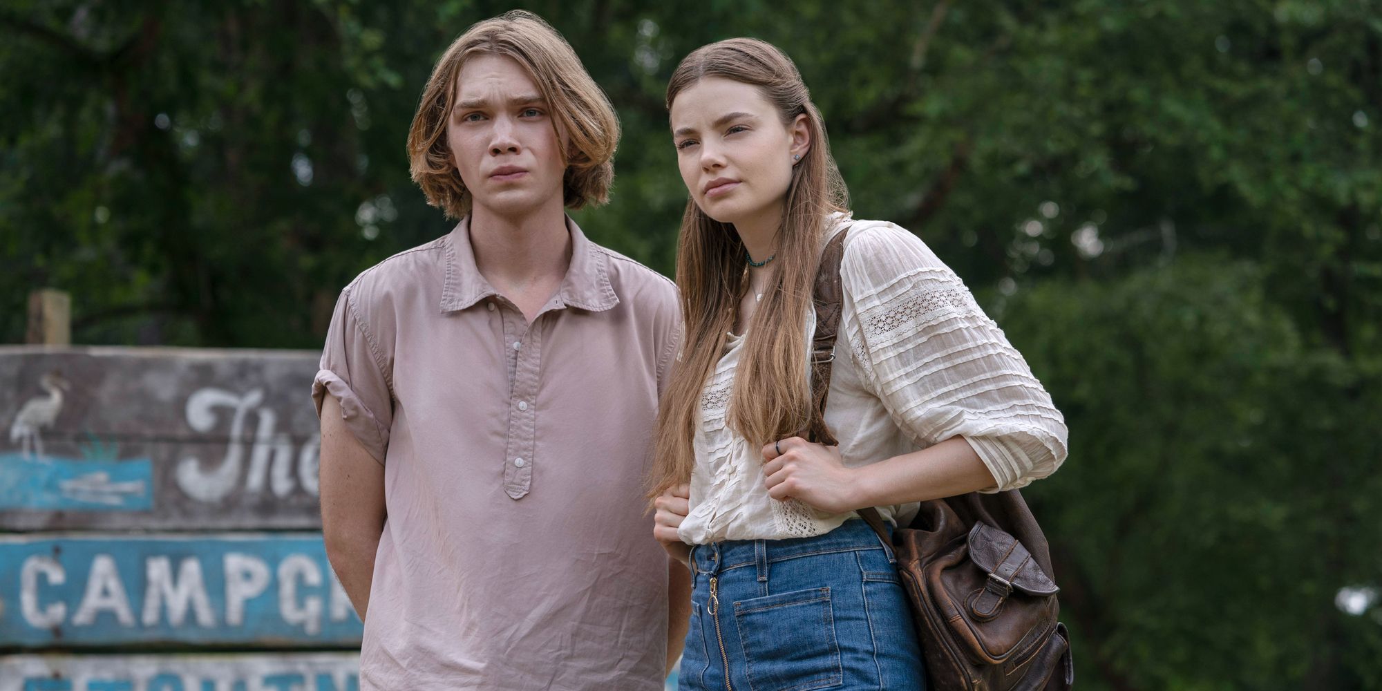 Charlie Plummer e Kristine Froseth em Procurando pelo Alaska Hulu