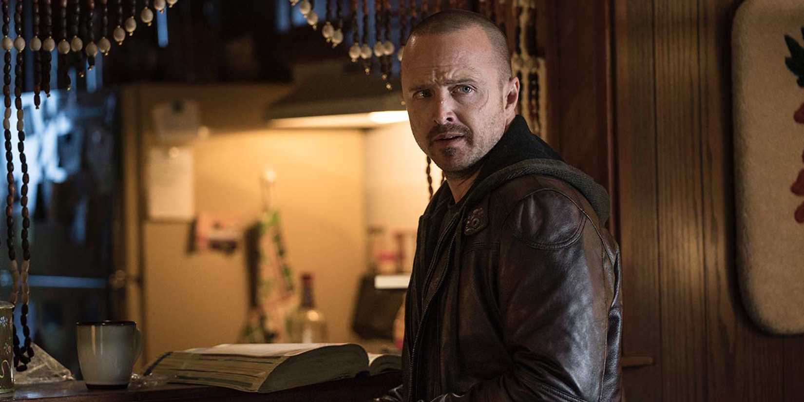 Jesse Pinkman (Aaron Paul) olhando tristemente para alguém em El Camino: A Breaking Bad Movie