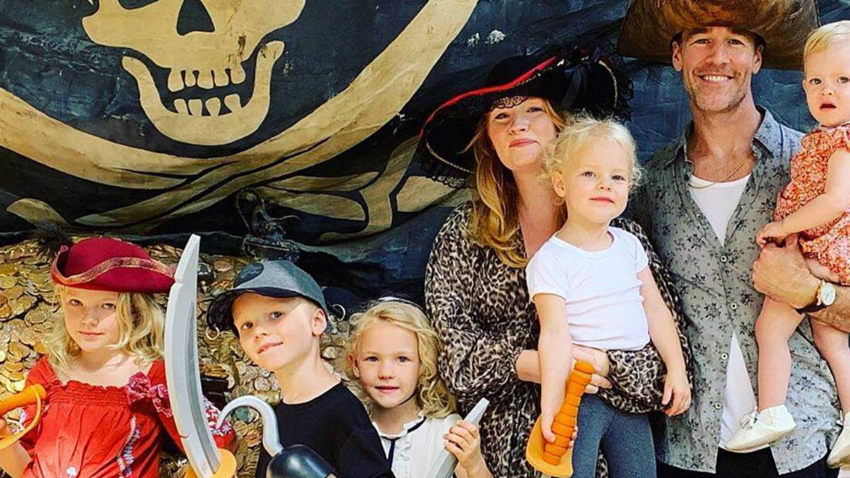 James Van Der Beek’s Kids Recreate His DWTS’ Pirate Paso Doble(02)