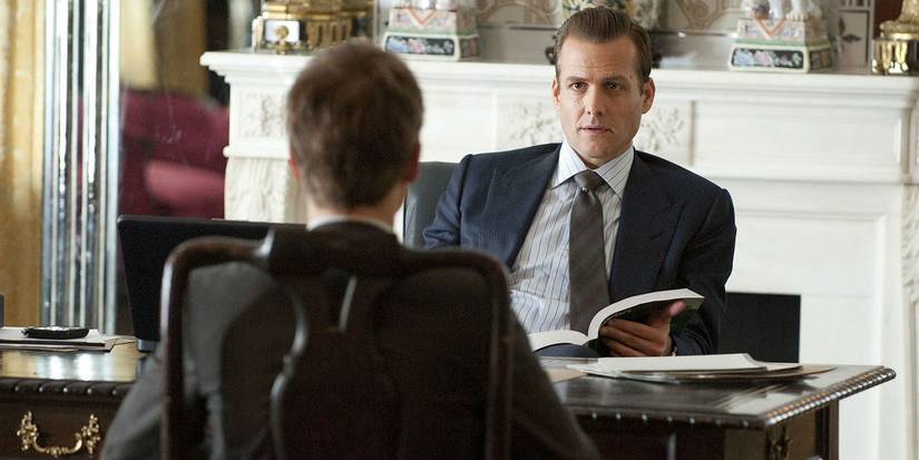 Mike e Harvey conversando no episódio piloto de Suits