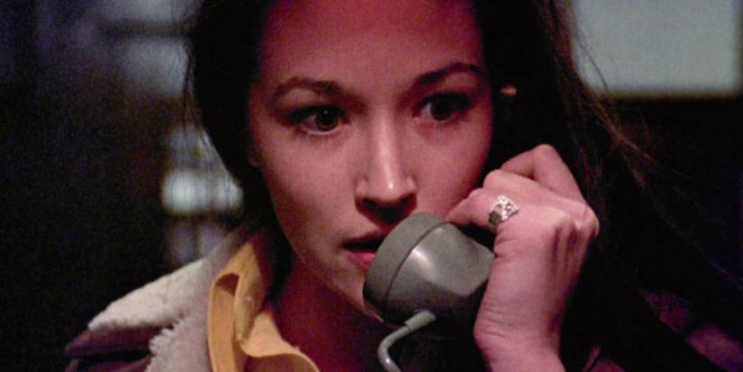 Olivia Hussey em Noite de Terror (1974) falando ao telefone