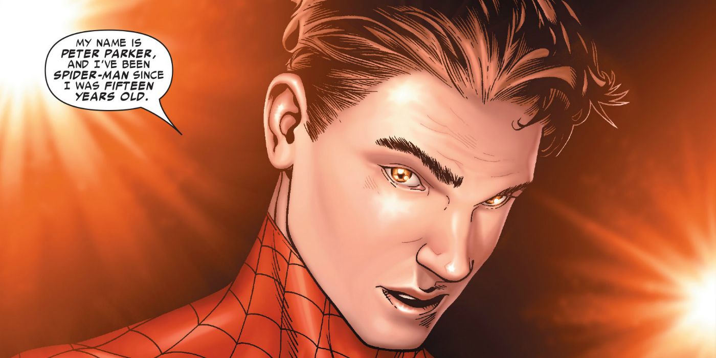 Peter Parker com flashes disparando ao seu redor, refletidos em seus olhos, ao revelar que é o Homem-Aranha.