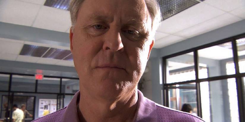 Arthur Mitchell (John Lithgow) olhando de forma sinistra para a câmera em Dexter.