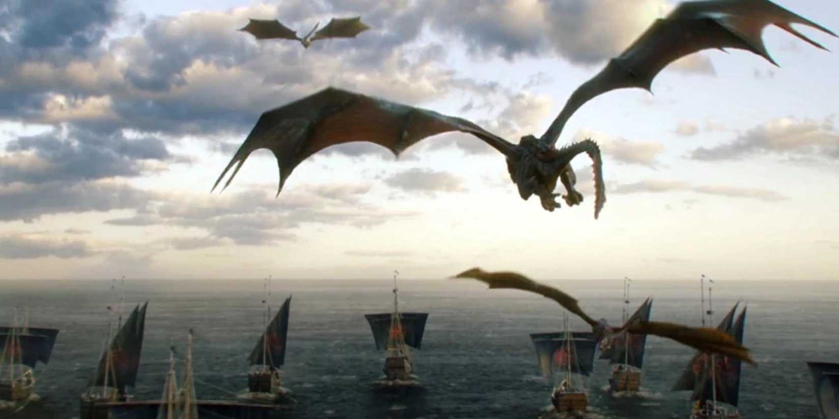 Drogon, Rhaegal e Viserion voando sobre a frota Targaryen em Game of Thrones