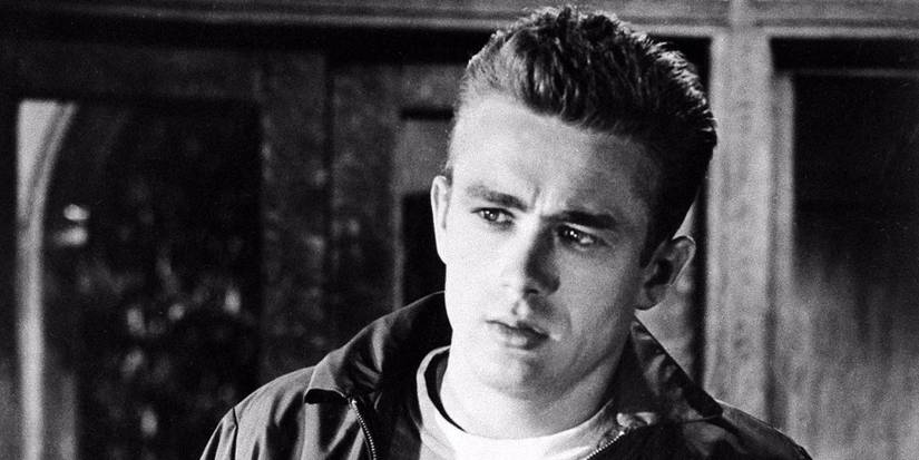 James Dean olhando para o lado em Juventude Transviada