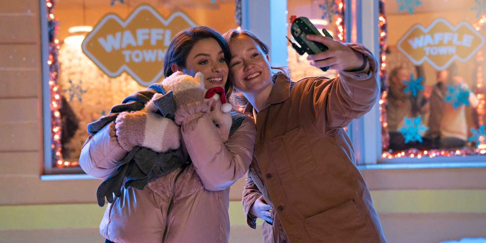 Odeya Rush and Liv Hewson in Let It Snow