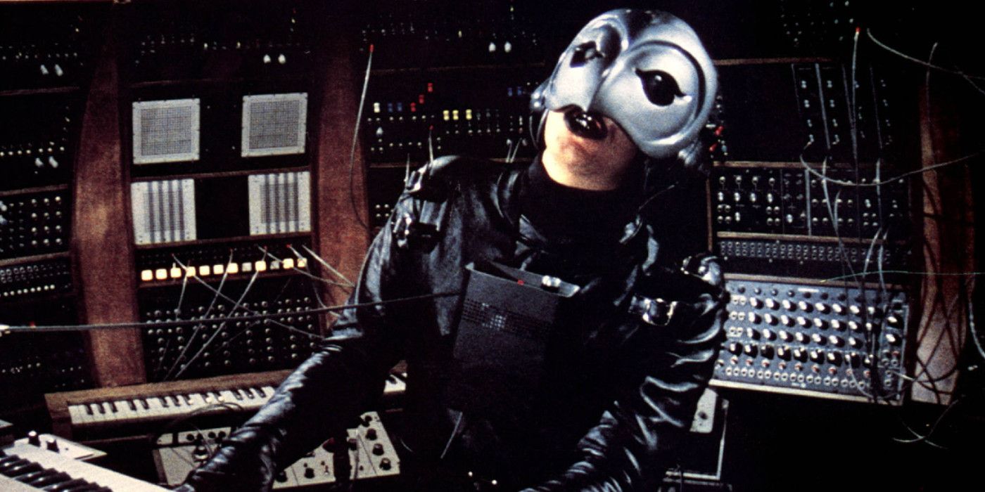 Il Fantasma (William Finley) suona musica in una stanza piena di soundboard in Phantom of the Paradise