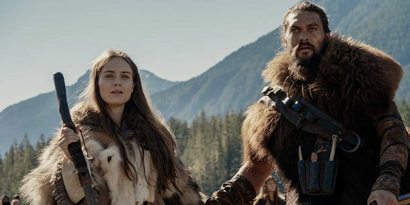 Maghra (Hera Hilmar) e Baba (Jason Momoa) observam algo em See
