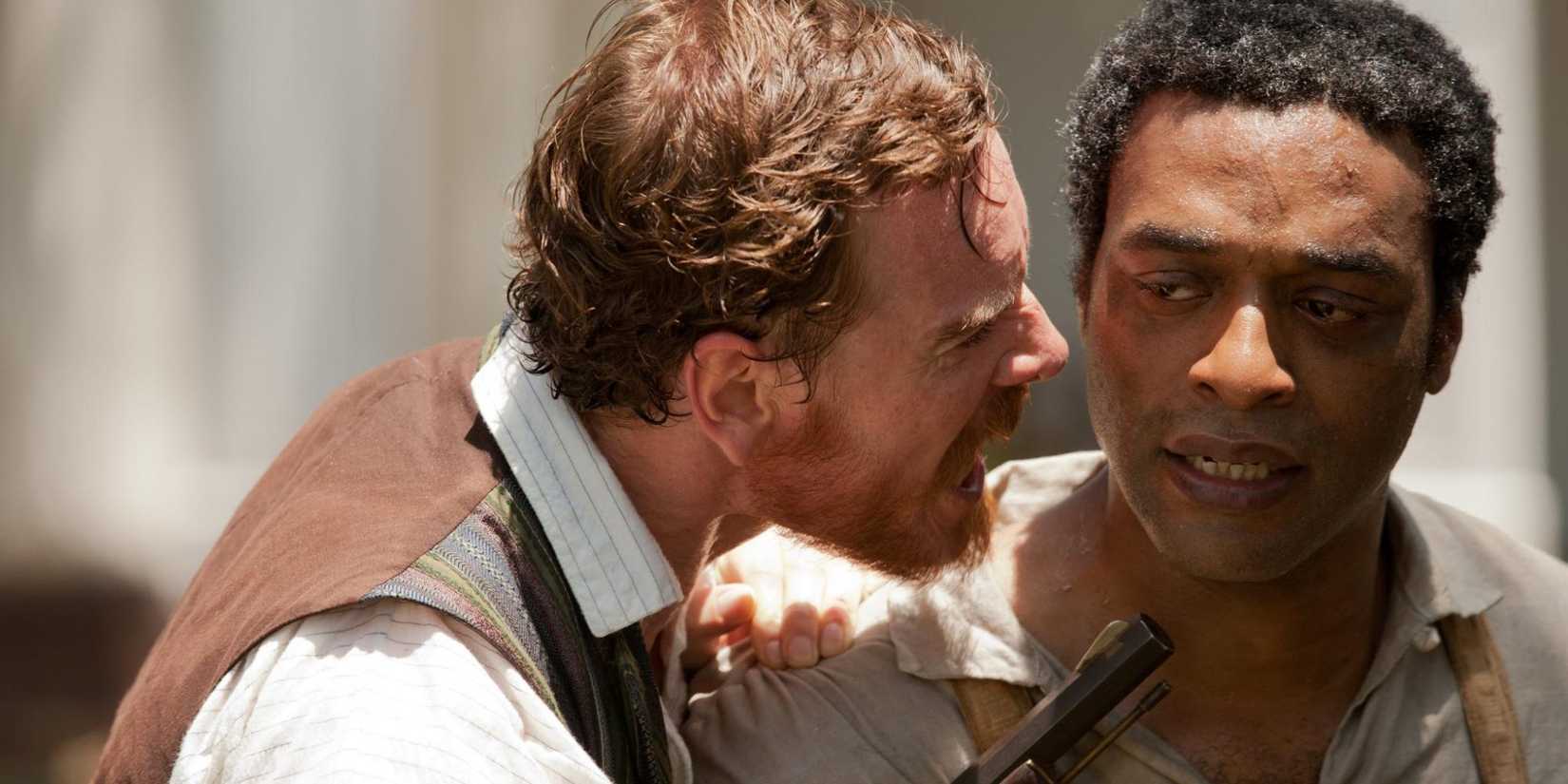 A slave master, Michael Fᴀssbender, screams at a slave, Chiwetel Ejiofor in 12 Years a Slave