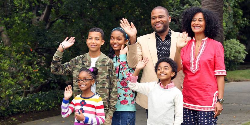 The Johnson family waving from the end of the driveway in Black-ish