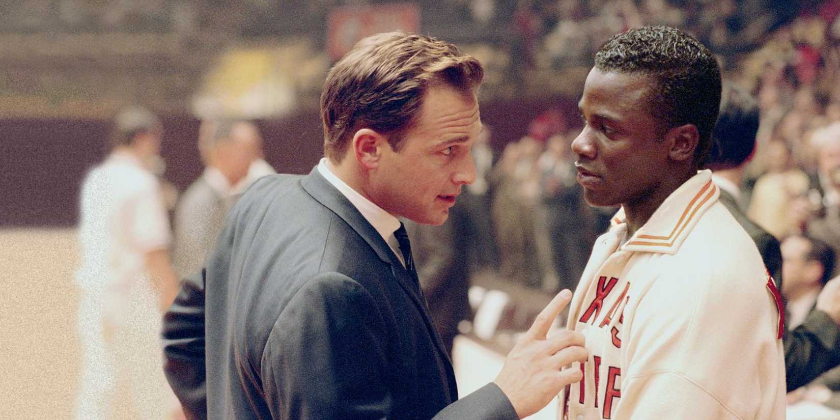 O técnico conversando com um jogador na lateral da quadra de basquete em Glory Road