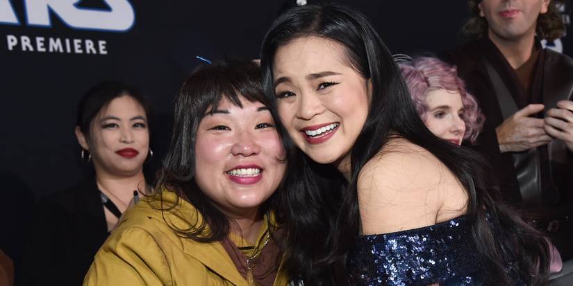 Кейли Мэри Тран с фанатом на премьере фильма "Звездные войны: Пробуждение силы". Фотография Альберто Э. Родригеса