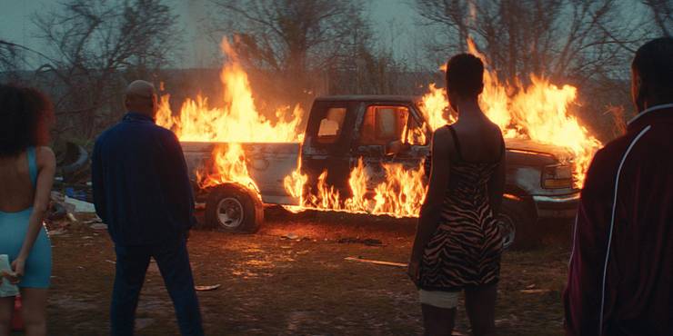 https://static0.srcdn.com/wordpress/wp-content/uploads/2019/12/Queen-And-Slim-Watching-Their-Truck-Burn-e1577378915532.jpg?q=50&fit=crop&w=740&h=370