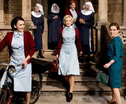 Актеры сериала "Call the Midwife" позируют для фотографии.