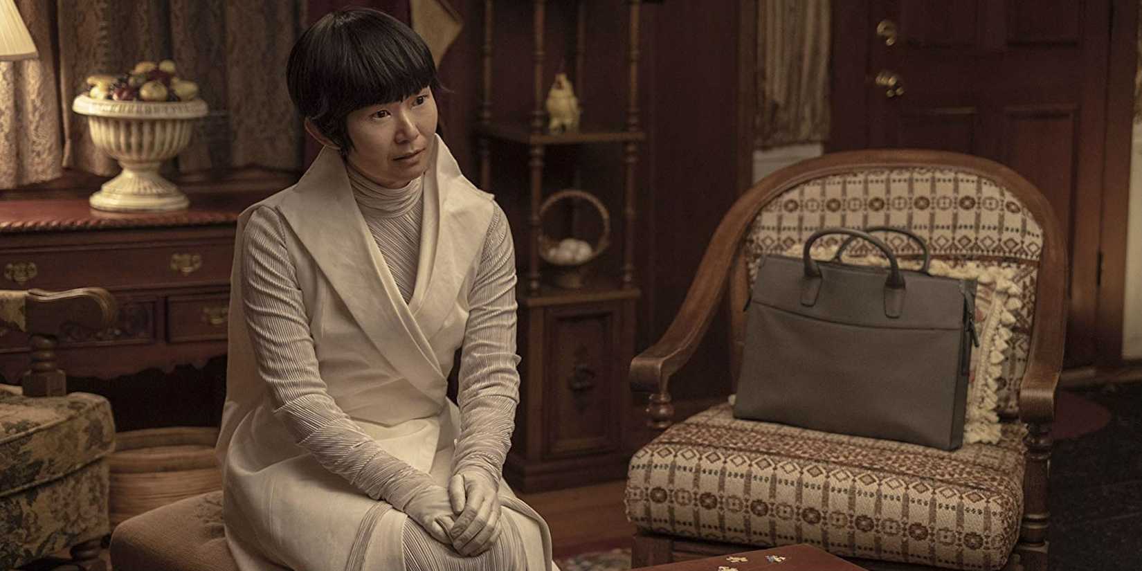 Lady Trieu (Hong Chau) em Watchmen, com um leve sorriso.