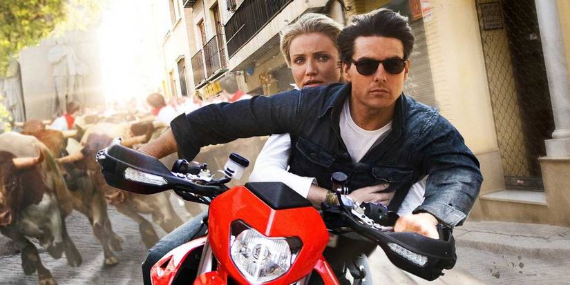 Tom Cruise e Cameron Diaz em uma motocicleta em Knight and Day