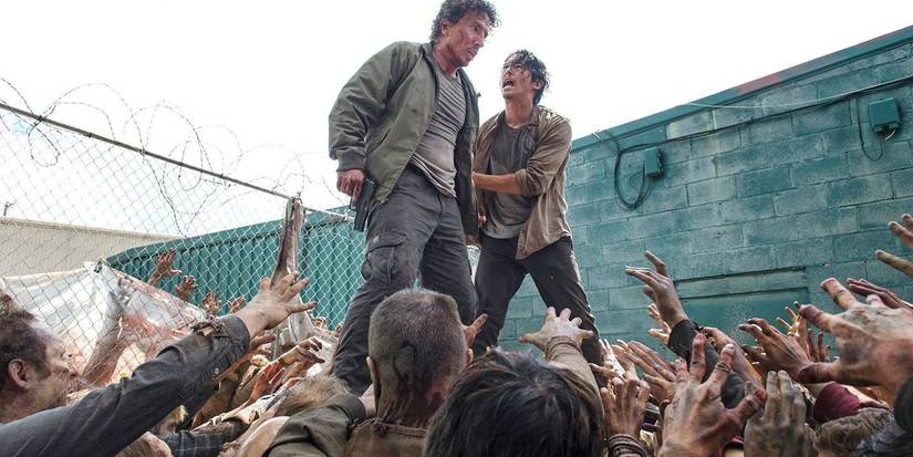 Glenn Rhee na cena do lixão em The Walking Dead, temporada 6