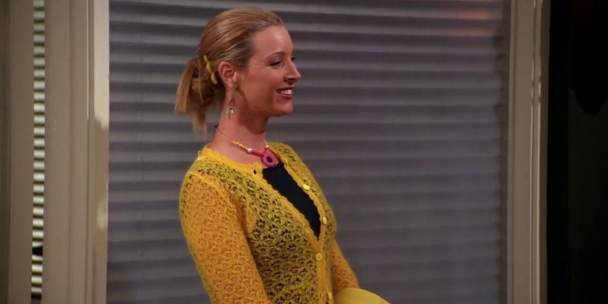 Phoebe sorrindo lá fora em Friends