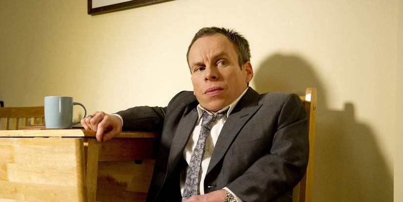 Warwick Davis em cena da série Life's Too Short