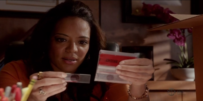 10 diferenças surpreendentes entre as séries de Dexter e os livros Quando a série Dexter estreou em 2006, muitos espectadores acreditaram estar diante de uma ideia totalmente inédita para a televisão. O que nem todos sabiam é que o programa foi inspirado no romance Darkly Dreaming Dexter, de Jeff Lindsay, publicado em 2004. 10 diferenças surpreendentes entre as séries de Dexter e os livros