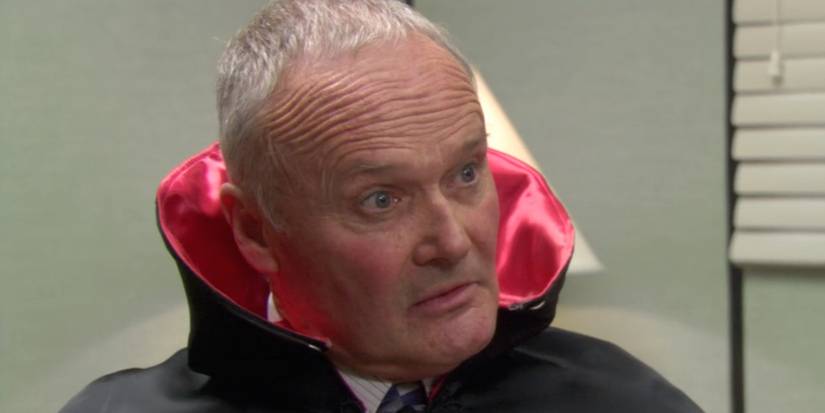 Creed em uma capa de vampiro no episódio de Halloween de The Office
