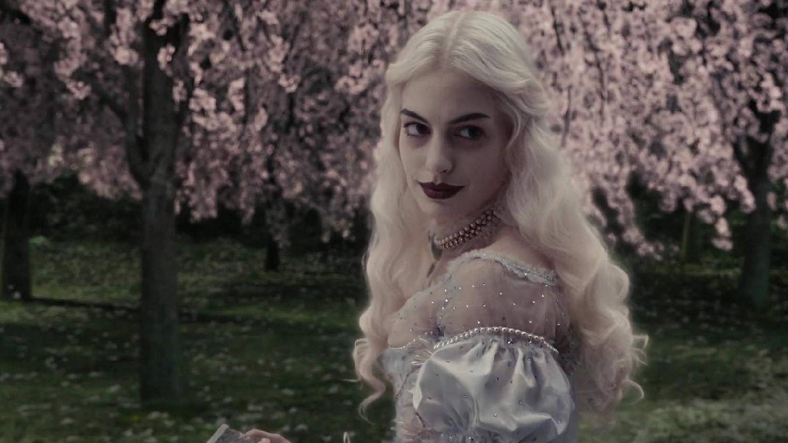 Alice In Wonderland: 10 Things Everyone Missed About The White Queen