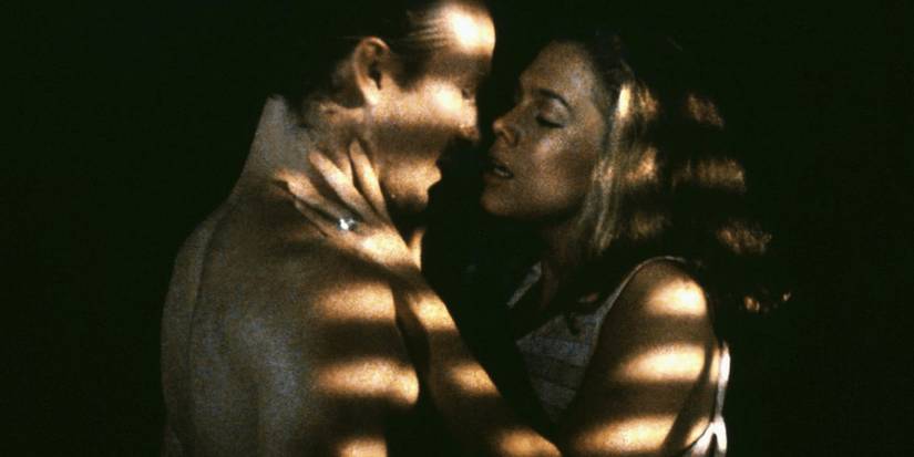 Ned e Matty se abraçando nas sombras em Body Heat