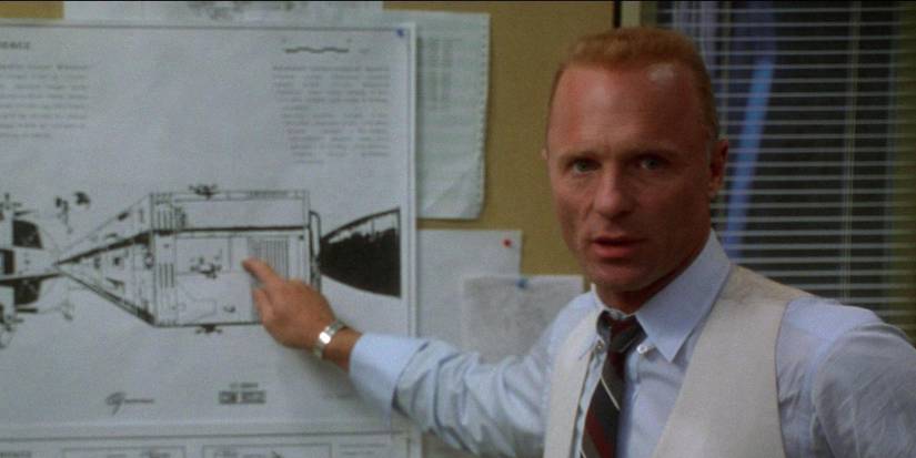  Ed Harris as Gene Kranz showing a diagram in Apollo 13.