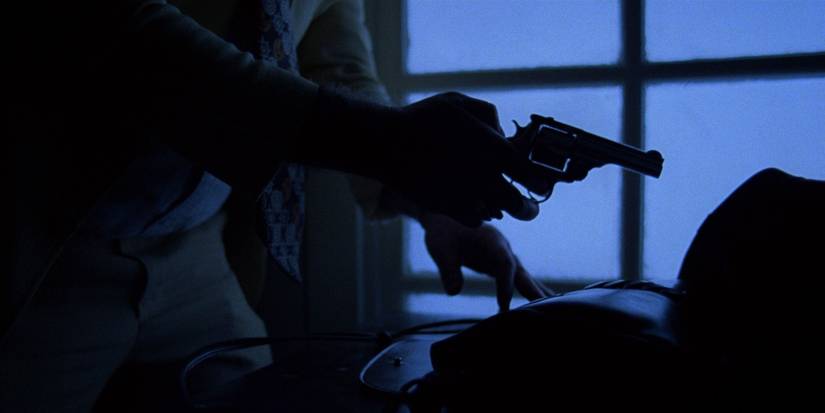 Um homem segurando uma arma em Coração Sangrento