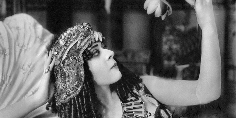 MaXXXine: Explicación de la estrella del Paseo de la Fama de Theda Bara y cómo vuelve a llamar a Pearl