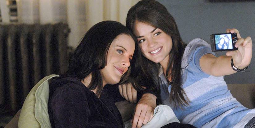 10 TV Show Reboots That Failed to Capture The Originals' Magic 3 Two female characters taking a selfie in Bionic Woman reboot