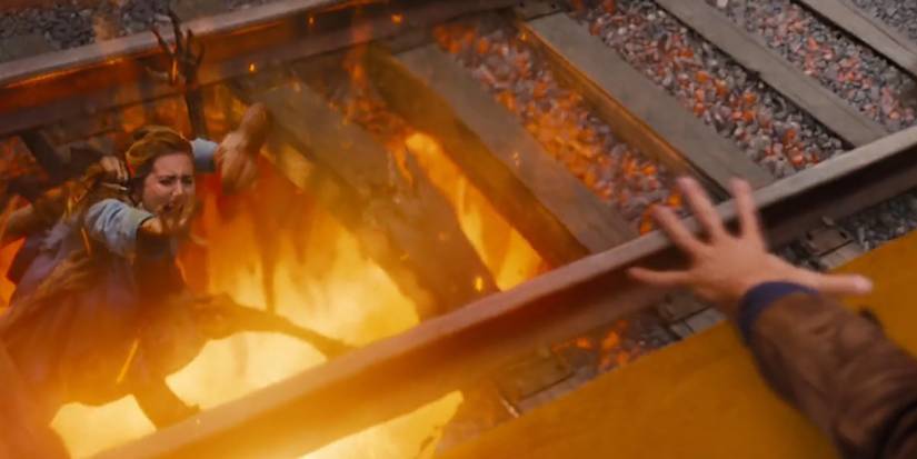 Christine é arrastada por um demônio sob um trilho de trem em Drag Me to Hell.