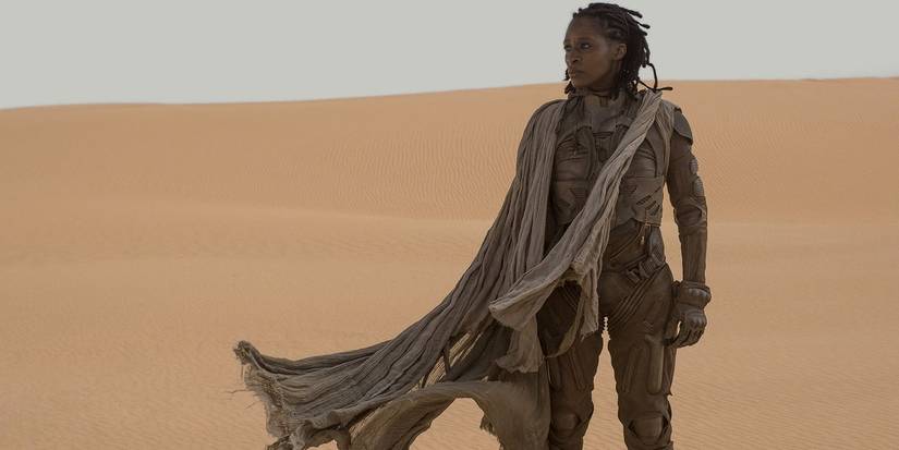 Liet Kynes standing in the desert in Dune (2021).
