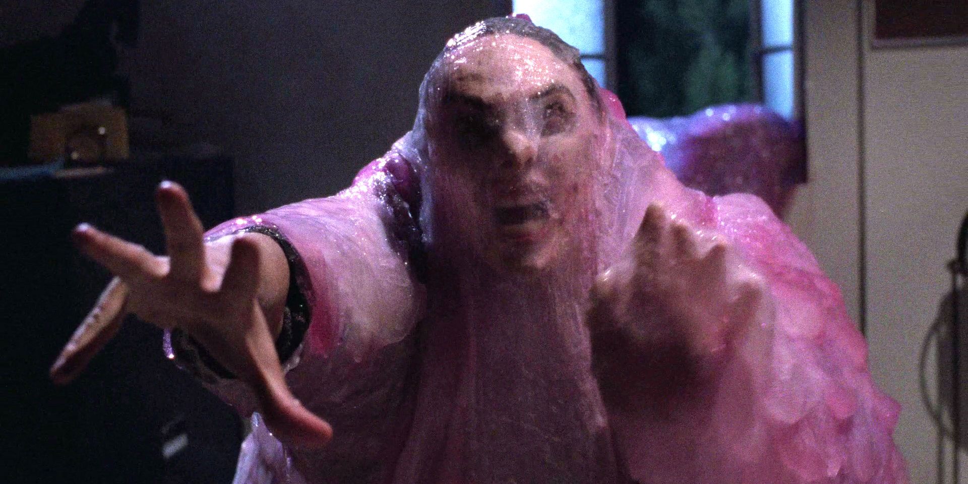 O Blob atacando em The Blob - A Horda do Mal (1988)