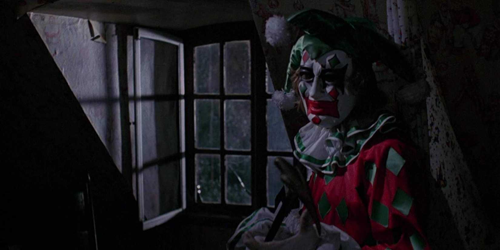 O Palhaço de The House on Sorority Row está em pé perto de uma janela