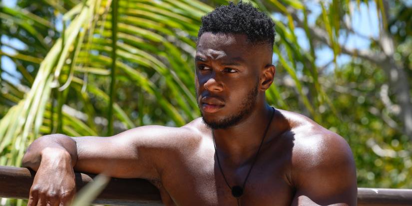 Келз, выглядящий серьезно в "Too Hot to Handle"