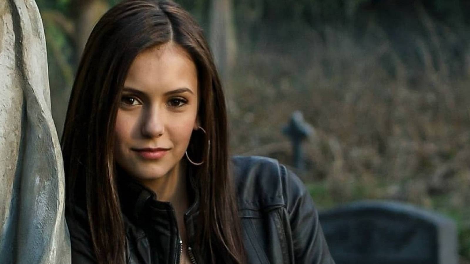 The Vampire Diaries: 10 Hidden Details About Elena's Costume You Didn't Notice The Vampire Diaries: 10 Hidden Details About Elena's Costume You Didn't Notice